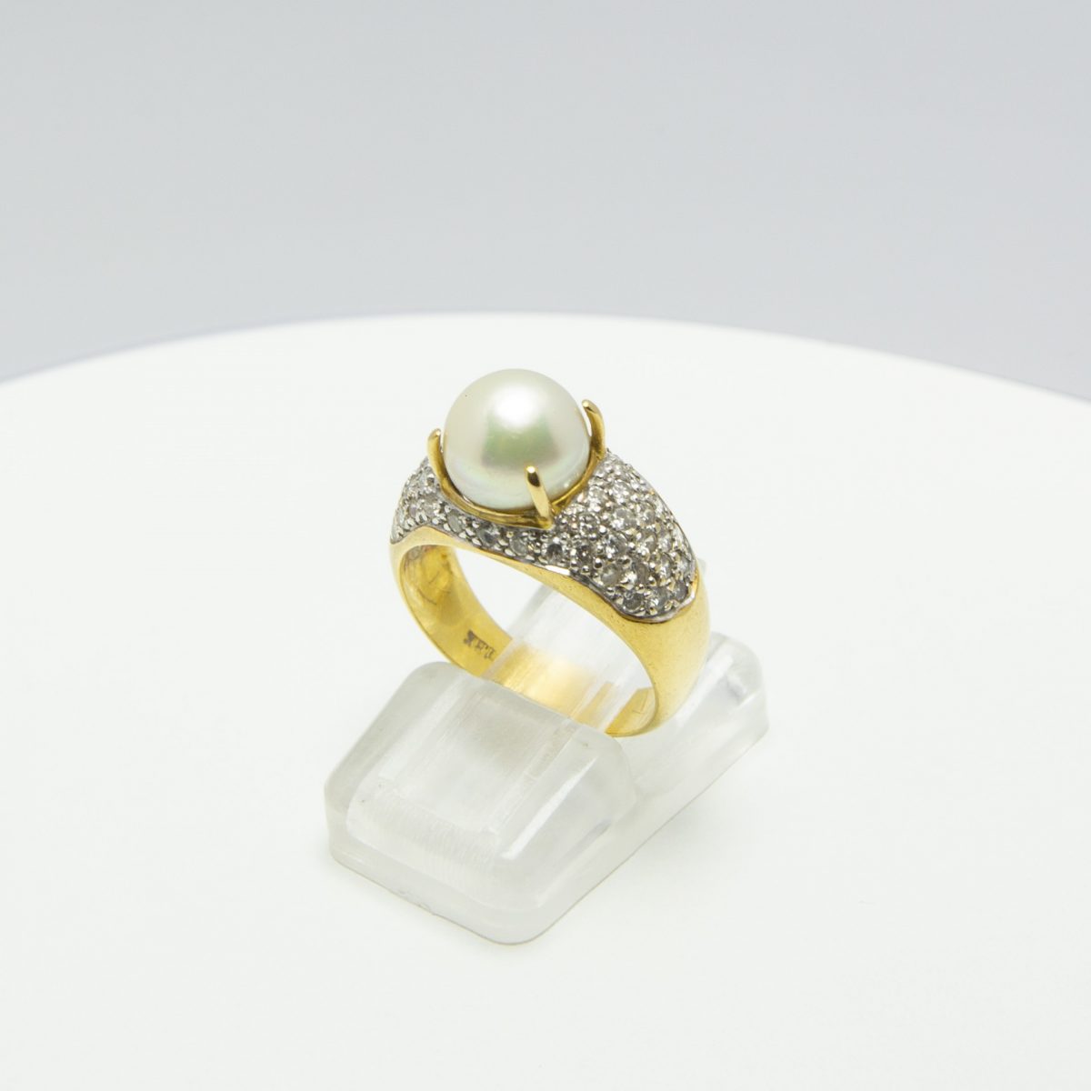 Gold Diamonds Ring with Pearl