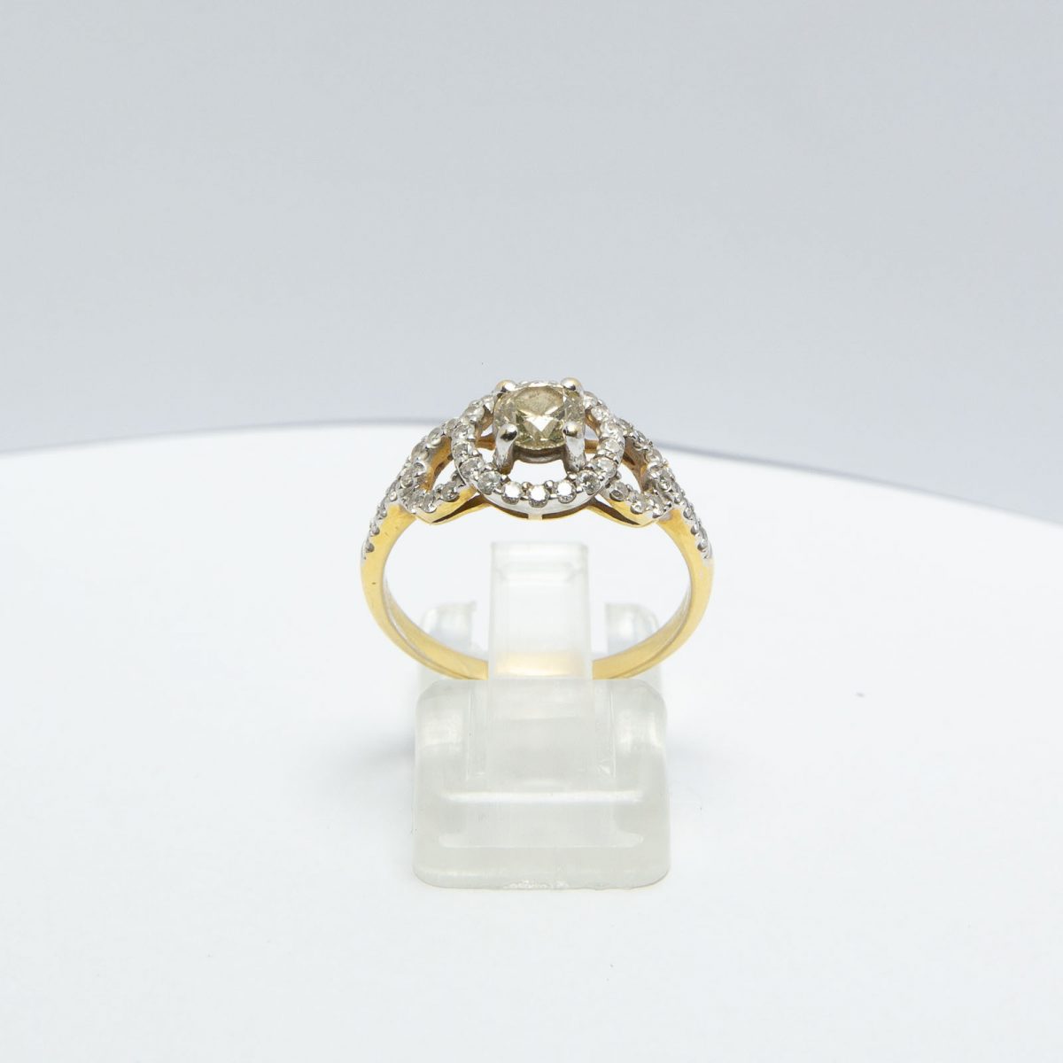 18K Gold Ring with Diamonds - Image 9