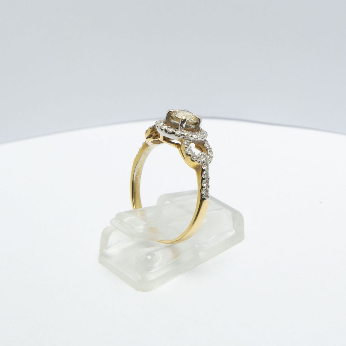 18K Gold Ring with Diamonds - Image 7