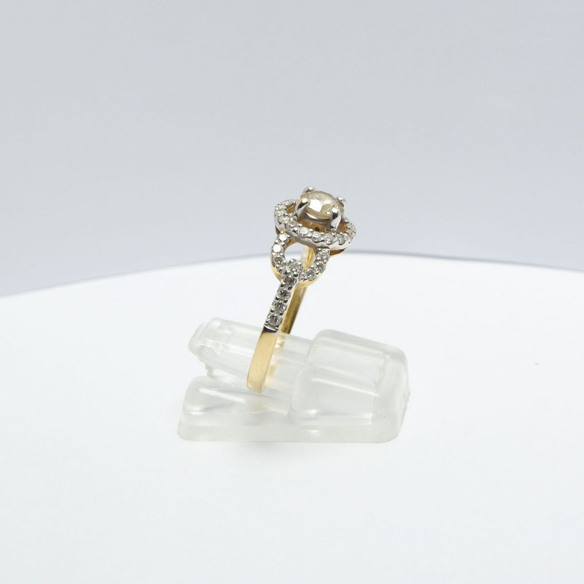 18K Gold Ring with Diamonds - Image 8